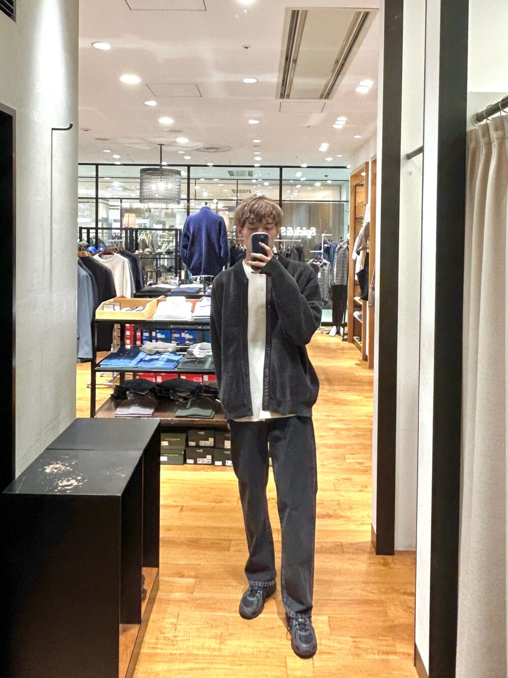 グレー系のカーディガン/ボレロ、ベージュ系のTシャツ/カットソー、ブラック系のデニムパンツを着用したメンズの秋コーディネートの2枚目の写真