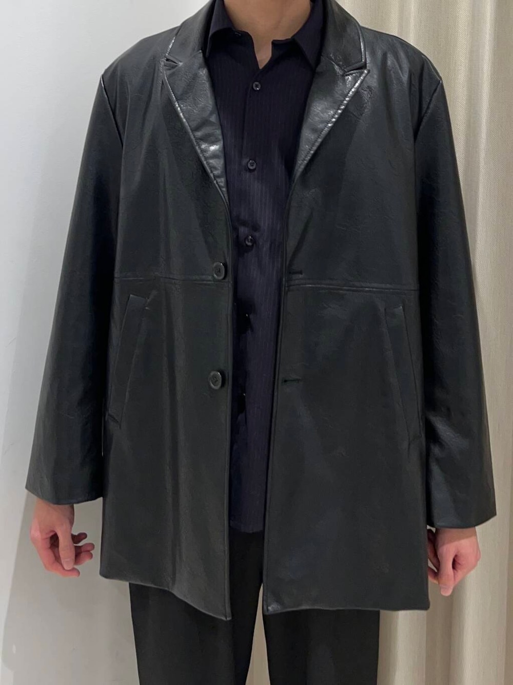 ブルー系のシャツ/ブラウス、ブラック系のその他アウター、ブラック系のその他パンツを着用したメンズの冬コーディネートの2枚目の写真