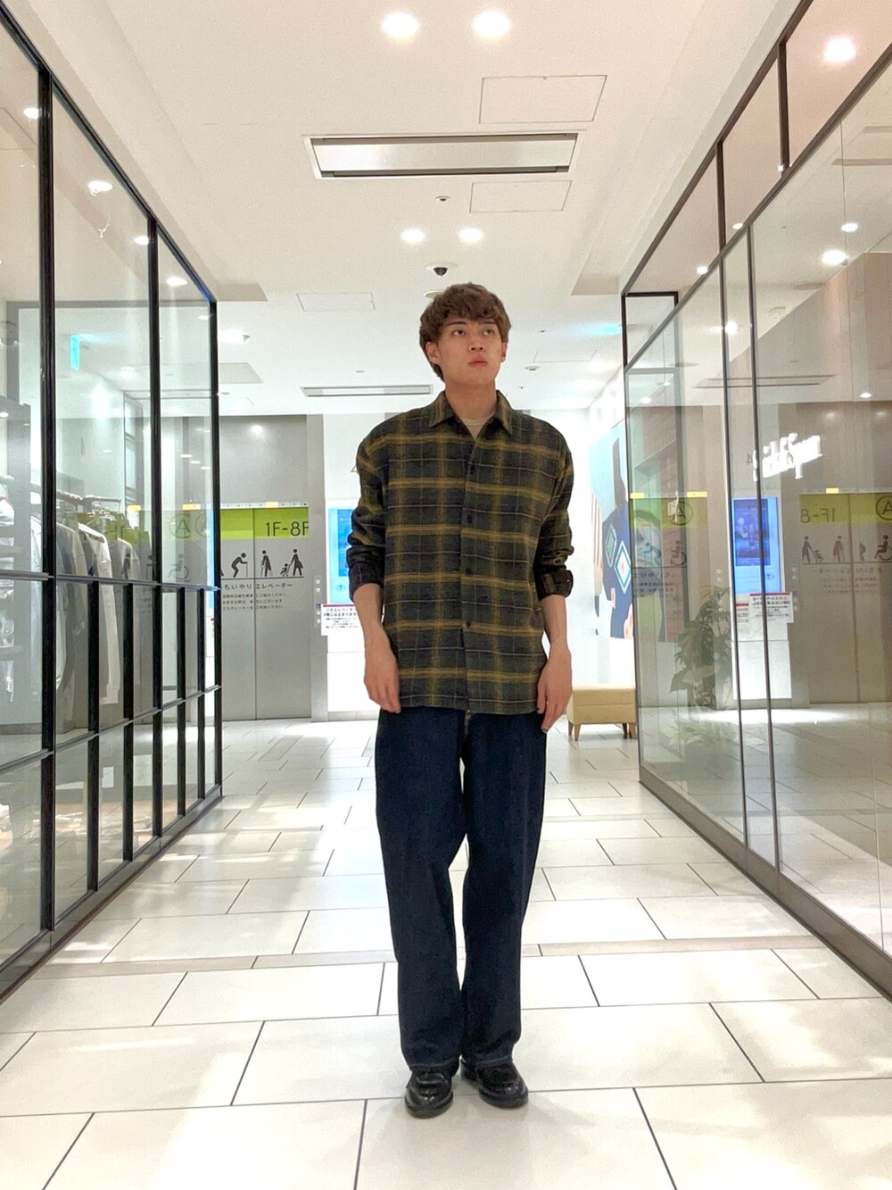 ブラウン系のシャツ/ブラウス、ブルー系のデニムパンツ、ブラック系のドレスシューズを着用したメンズの秋コーディネートの2枚目の写真