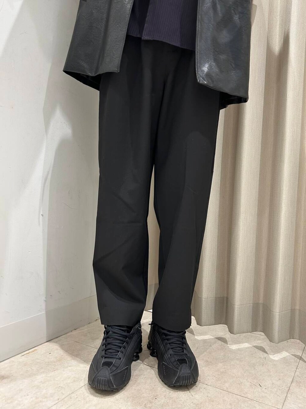 ブルー系のシャツ/ブラウス、ブラック系のその他アウター、ブラック系のその他パンツを着用したメンズの冬コーディネートの3枚目の写真