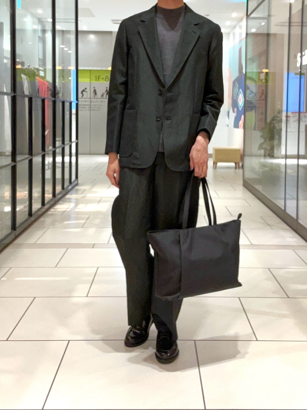 グリーン系のその他アウター、グリーン系のその他パンツ、ブラック系のドレスシューズを着用したメンズの秋コーディネートの2枚目の写真