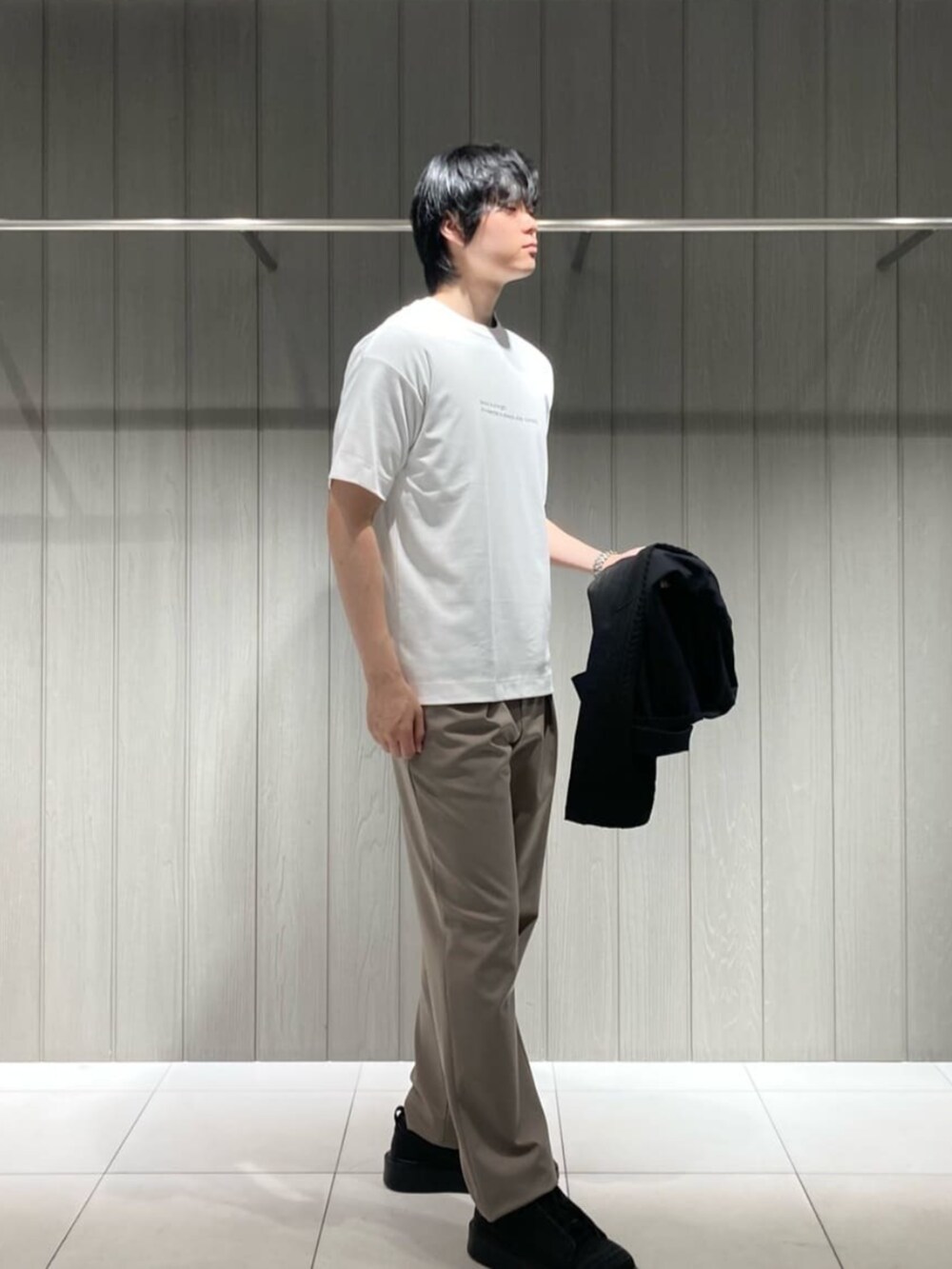 ブラック系のカーディガン/ボレロ、ホワイト系のTシャツ/カットソーを着用したメンズの春コーディネートの3枚目の写真