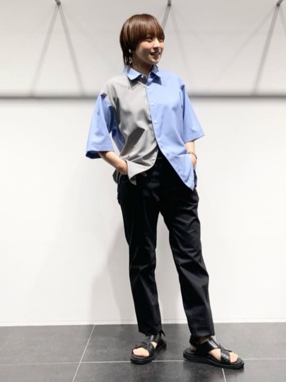 ブラック系のサンダル、ブルー系のシャツ/ブラウス、ブラック系のその他パンツを着用したレディースの夏コーディネートの3枚目の写真