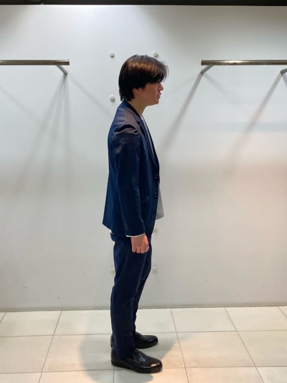 ブルー系のテーラードジャケット、ブルー系のスラックス、ホワイト系のTシャツ/カットソーを着用したメンズの冬コーディネートの3枚目の写真