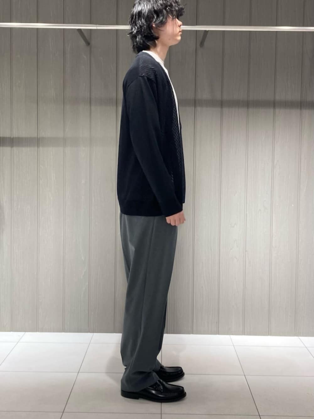 ブラック系のカーディガン/ボレロ、グレー系のTシャツ/カットソーを着用したメンズの春コーディネートの4枚目の写真