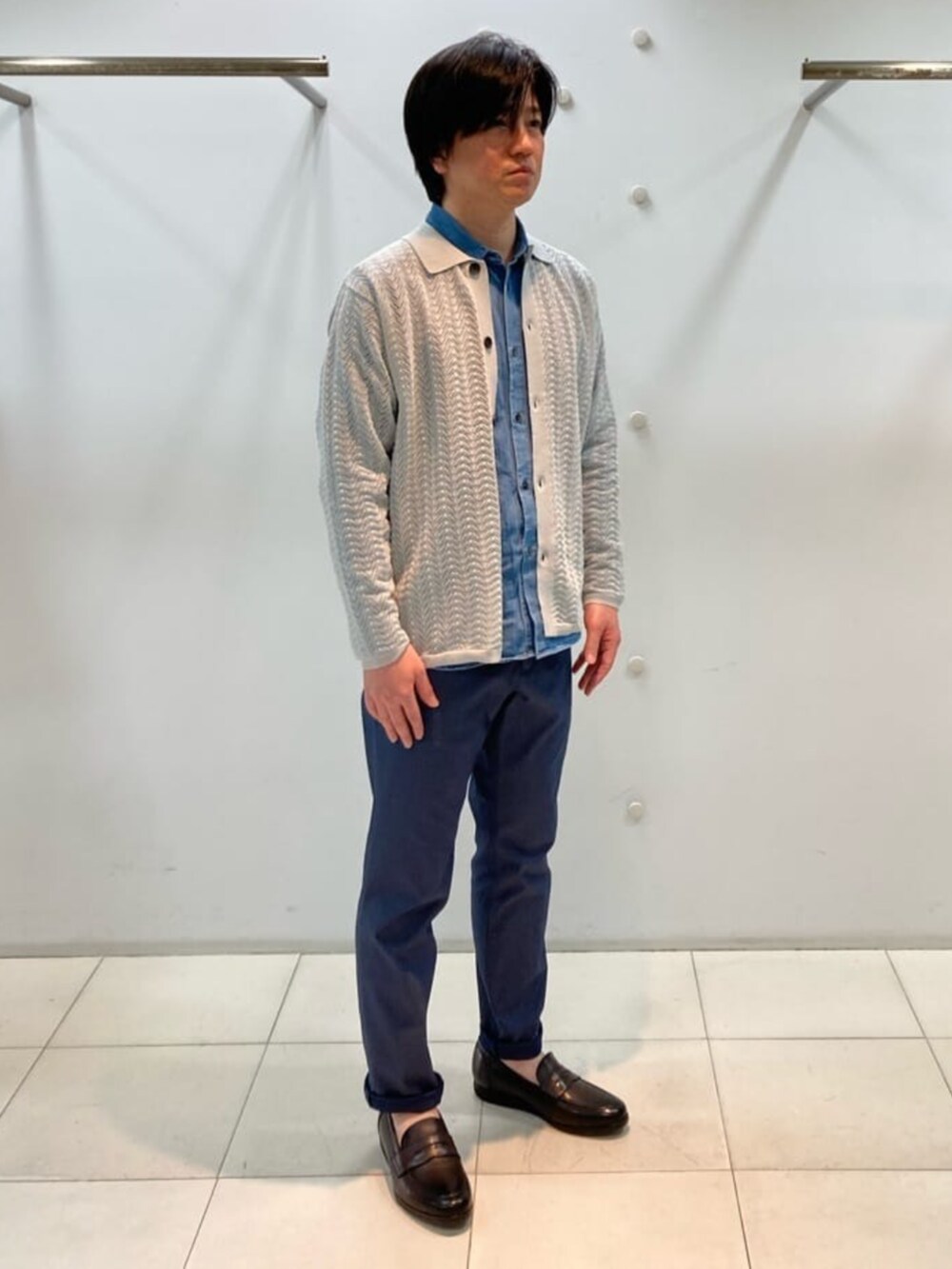 ブルー系のその他パンツ、ベージュ系のキーホルダーを着用したメンズの春コーディネートの3枚目の写真