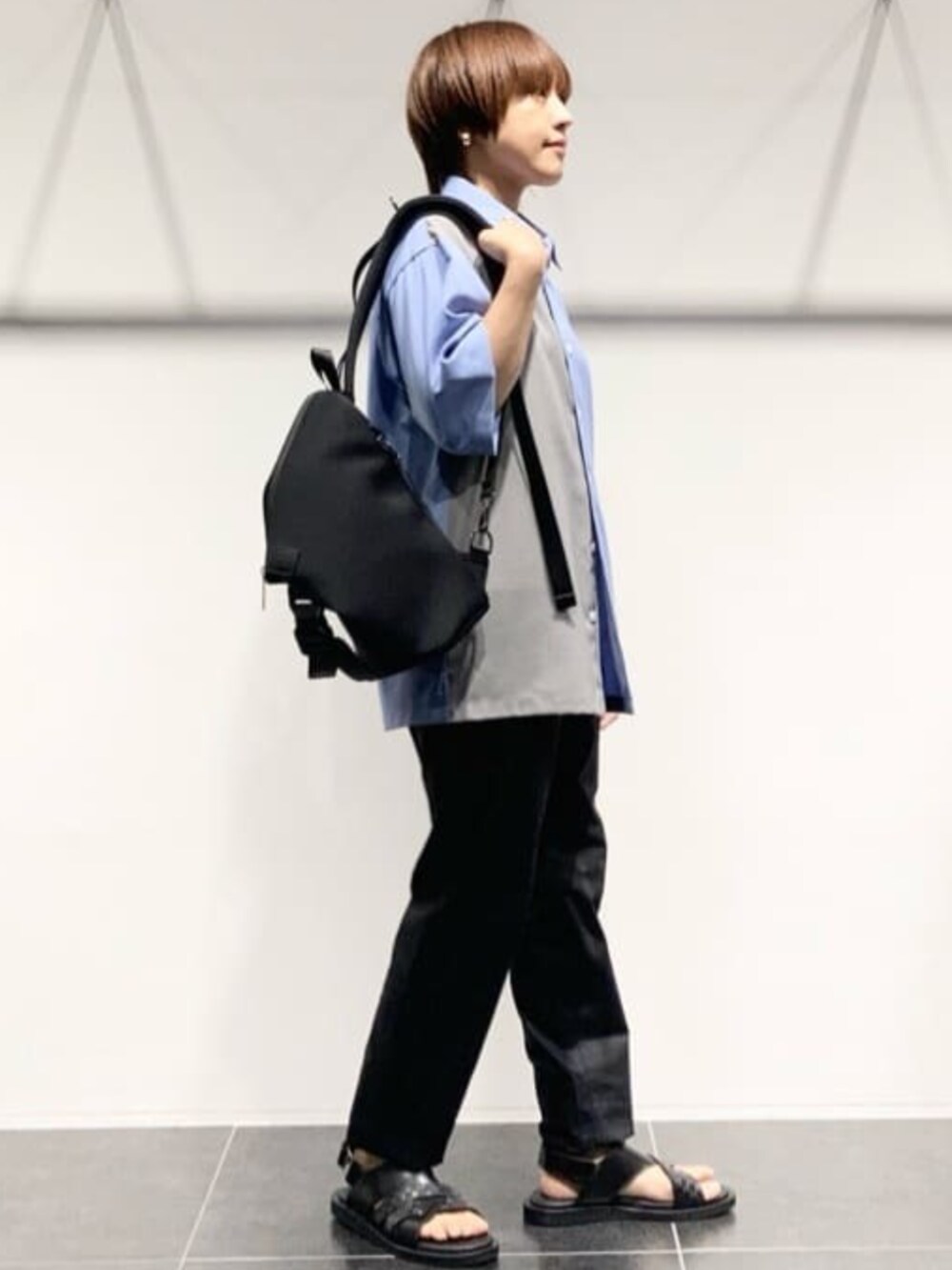 ブラック系のサンダル、ブルー系のシャツ/ブラウス、ブラック系のその他パンツを着用したレディースの夏コーディネートの4枚目の写真