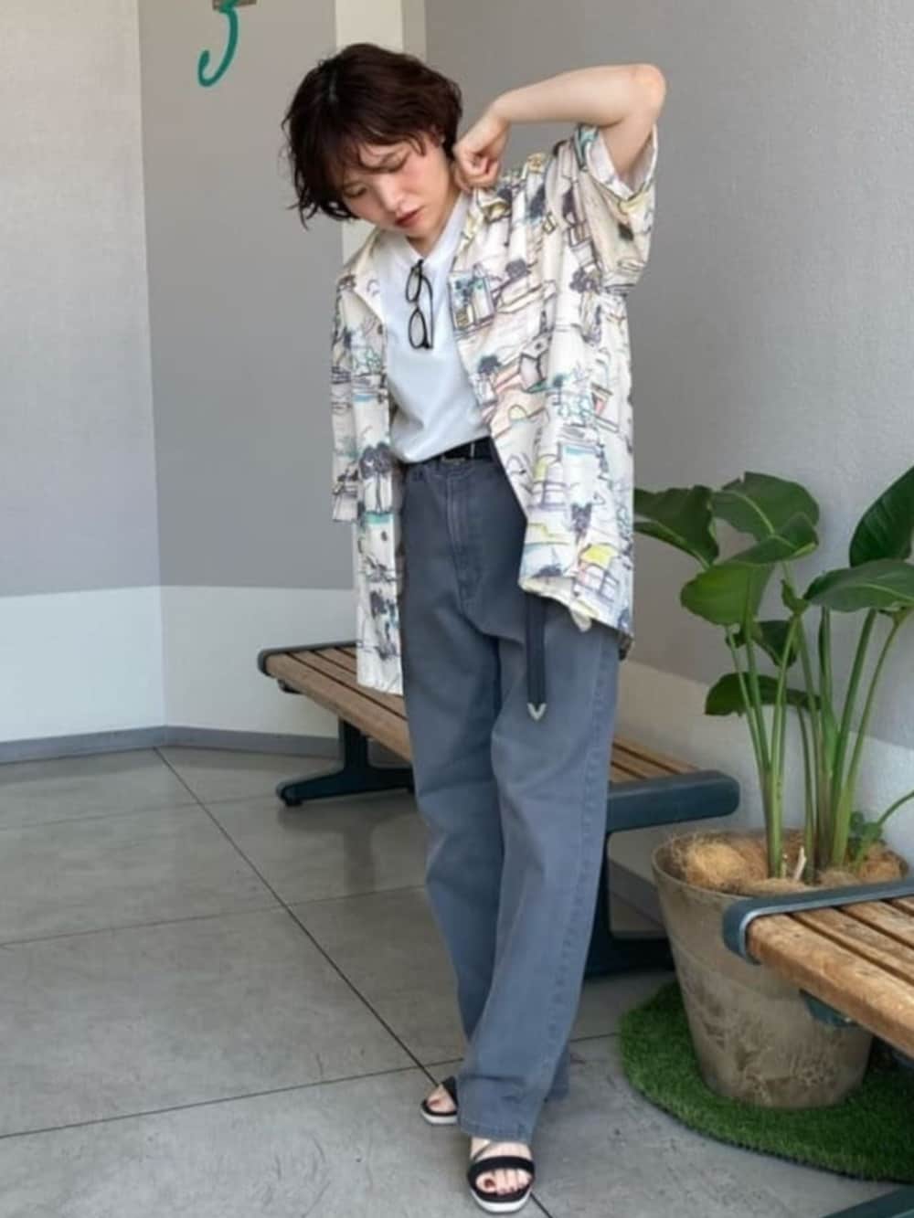 グレー系のその他パンツ、ブラック系のベルトを着用したレディースの夏コーディネートの2枚目の写真