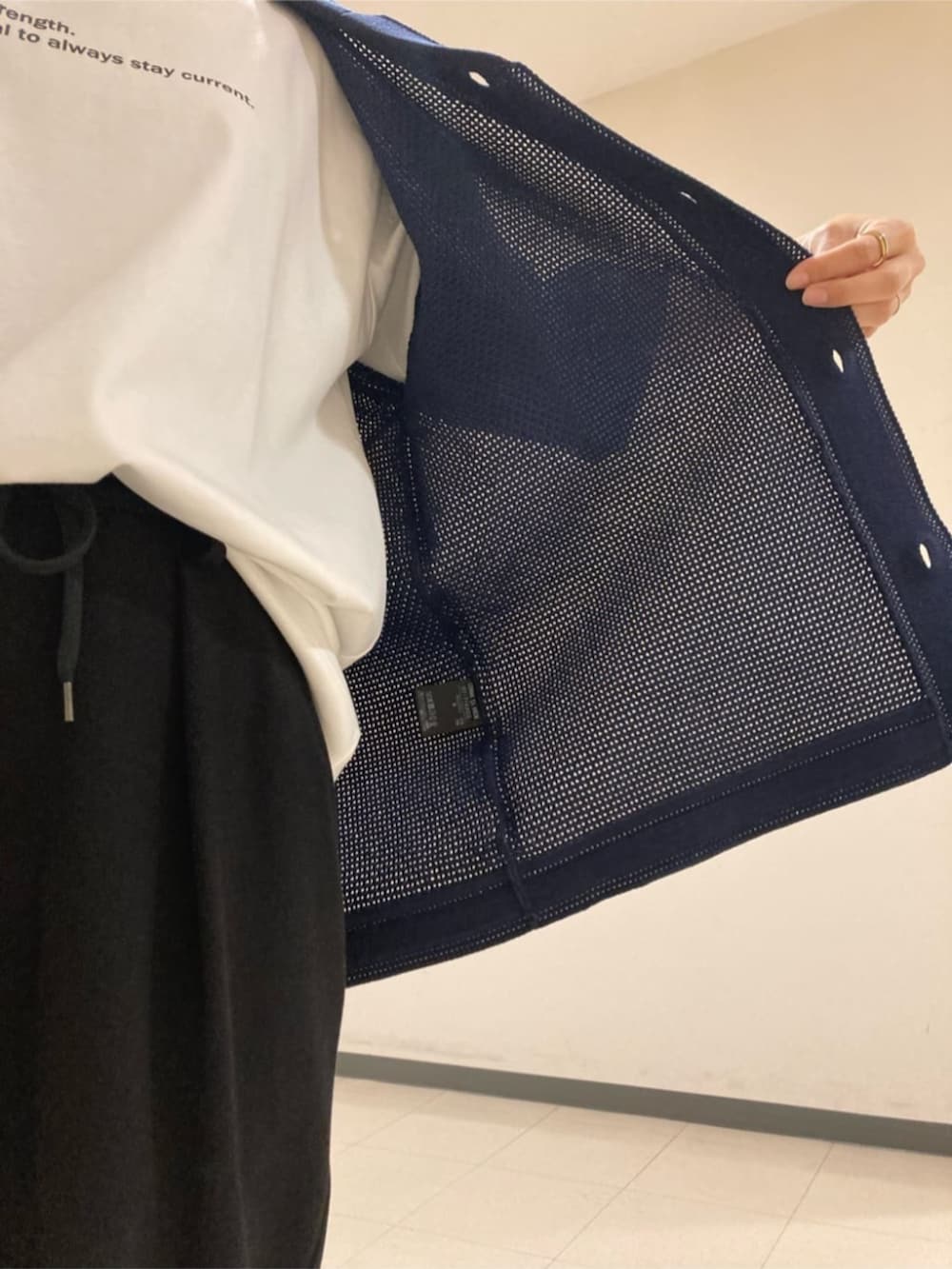 ホワイト系のTシャツ/カットソー、ブラック系のサンダル、ブラック系のその他パンツを着用したレディースの夏コーディネートの5枚目の写真