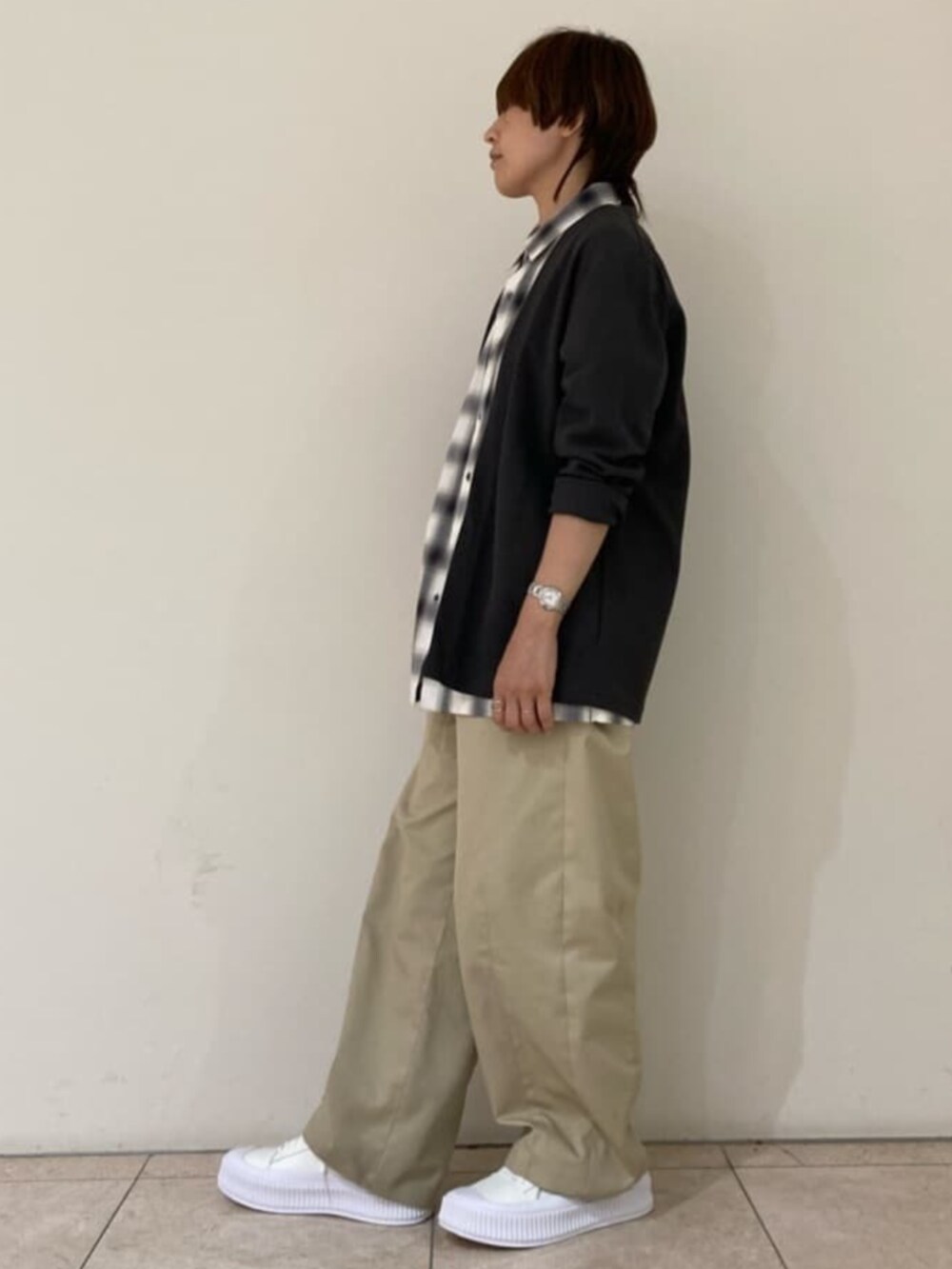 グレー系のシャツ/ブラウス、ブラック系のカーディガン/ボレロ、ホワイト系のスニーカーを着用したレディースの夏コーディネートの3枚目の写真
