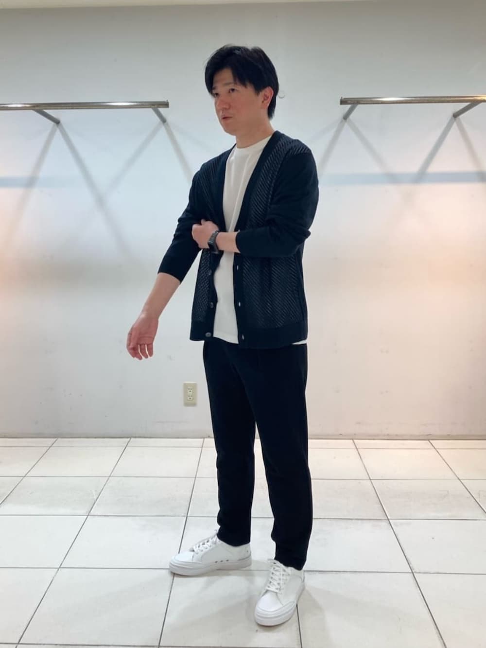 ブラック系のカーディガン/ボレロを着用したメンズの冬コーディネートの3枚目の写真