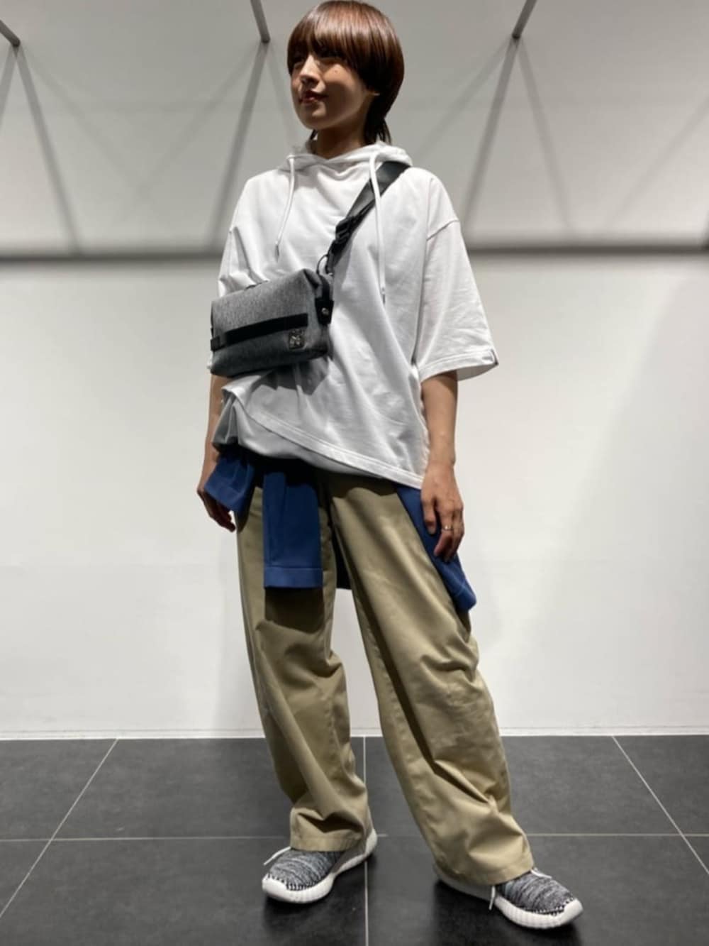 ブルー系のカーディガン/ボレロ、グレー系のボディバッグ/ウエストポーチを着用したレディースの春コーディネートの3枚目の写真