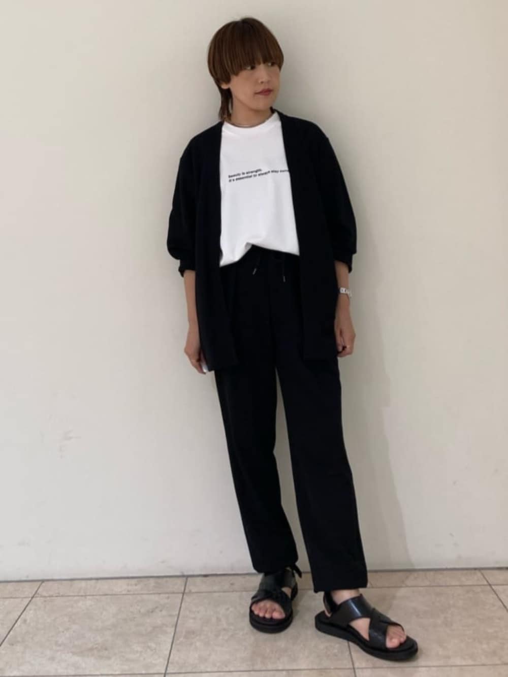 ホワイト系のTシャツ/カットソー、ブラック系のカーディガン/ボレロ、ブラック系のサンダルを着用したレディースの夏コーディネートの2枚目の写真