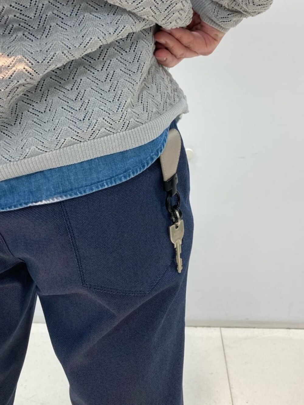 ブルー系のその他パンツ、ベージュ系のキーホルダーを着用したメンズの春コーディネートの2枚目の写真