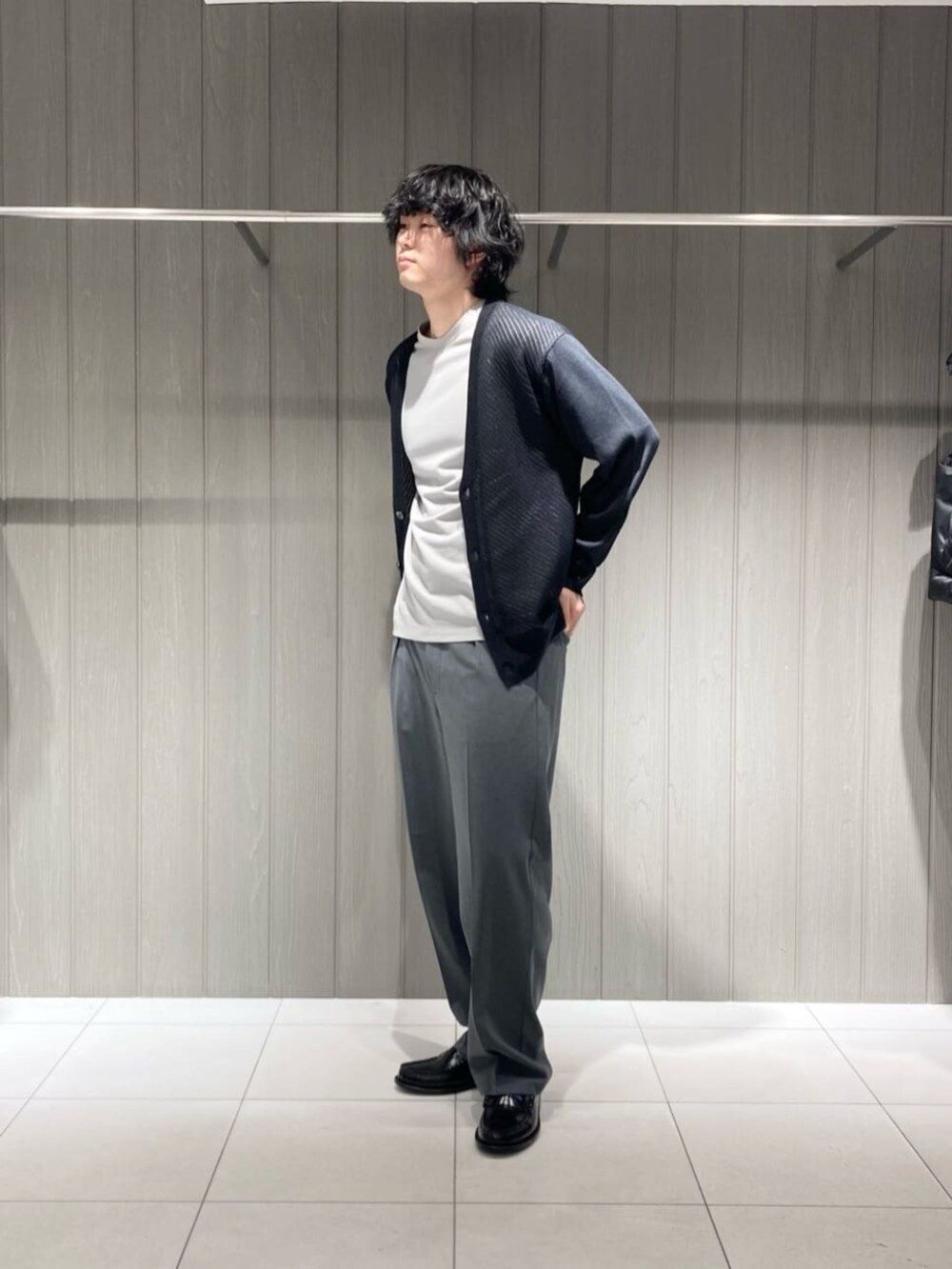 ブラック系のカーディガン/ボレロ、グレー系のTシャツ/カットソーを着用したメンズの春コーディネートの2枚目の写真