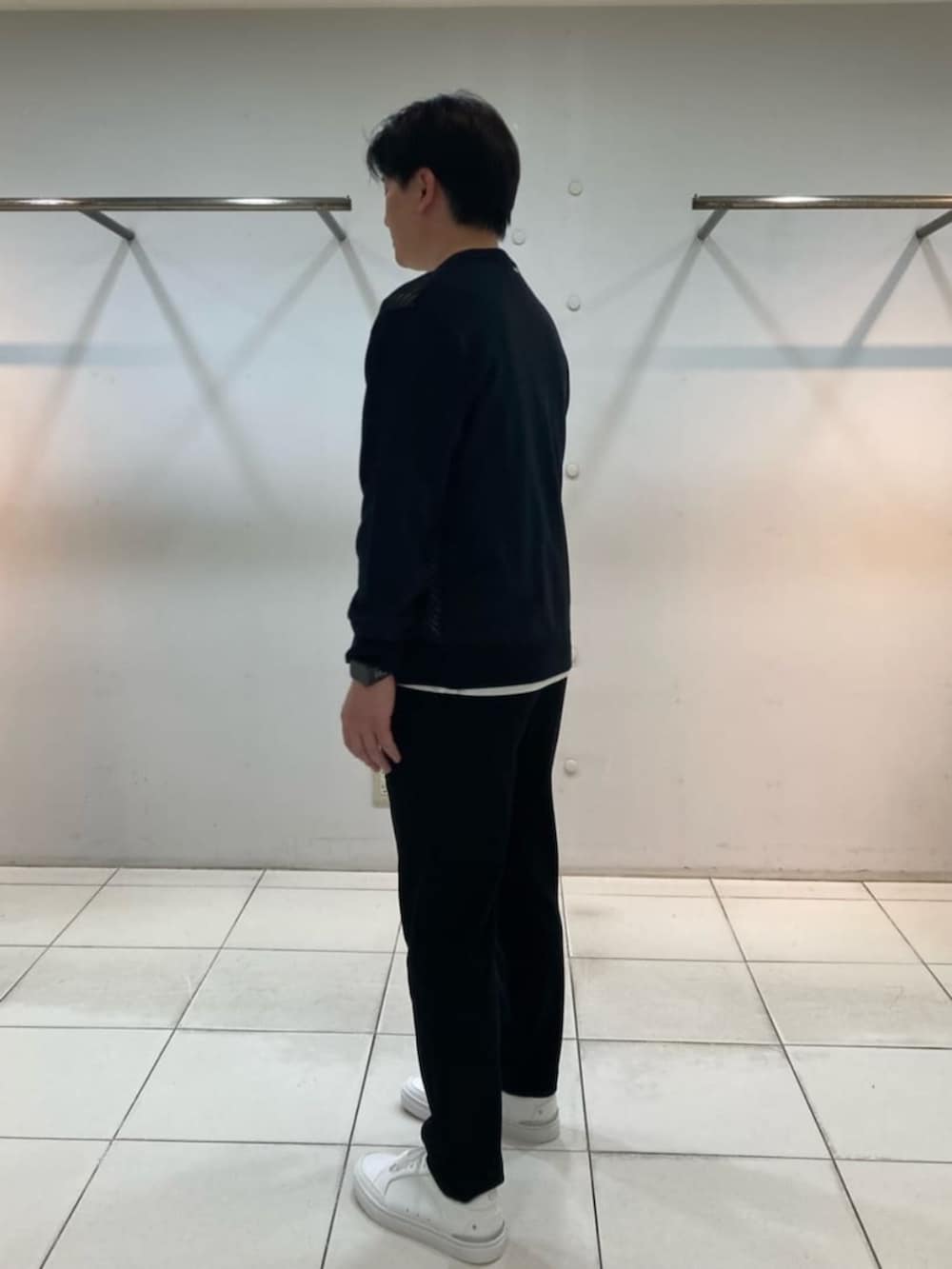 ブラック系のカーディガン/ボレロを着用したメンズの冬コーディネートの5枚目の写真