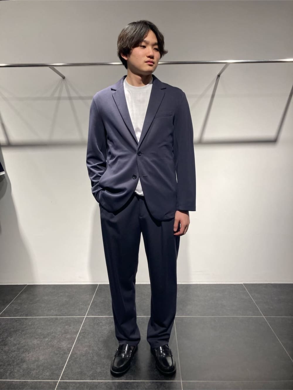 グレー系のテーラードジャケット、グレー系のTシャツ/カットソー、グレー系のスラックスを着用したメンズの春コーディネートの2枚目の写真