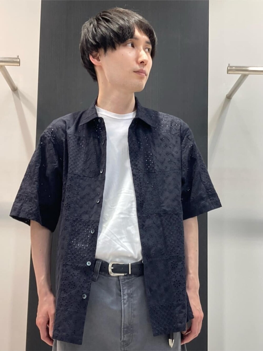 グレー系のその他パンツ、ブラック系のシャツ/ブラウスを着用したメンズの夏コーディネートの2枚目の写真