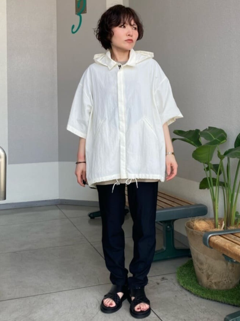 ブラック系のサンダル、ホワイト系のシャツ/ブラウス、ベージュ系のTシャツ/カットソーを着用したレディースの夏コーディネートの2枚目の写真