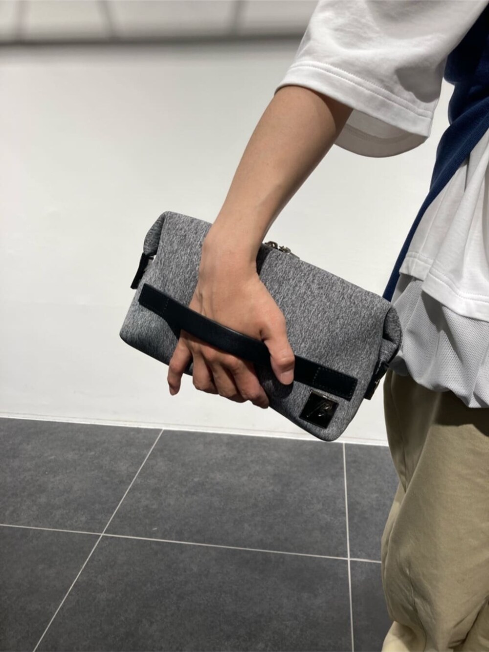 ブルー系のカーディガン/ボレロ、グレー系のボディバッグ/ウエストポーチを着用したレディースの春コーディネートの5枚目の写真