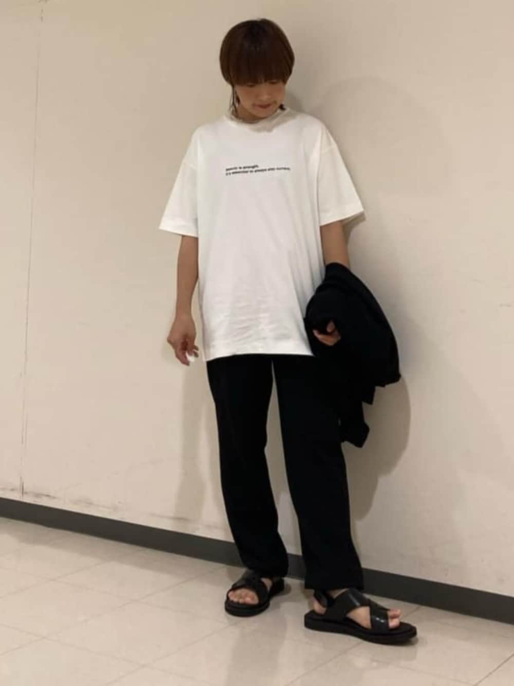 ホワイト系のTシャツ/カットソー、ブラック系のカーディガン/ボレロ、ブラック系のサンダルを着用したレディースの夏コーディネートの6枚目の写真