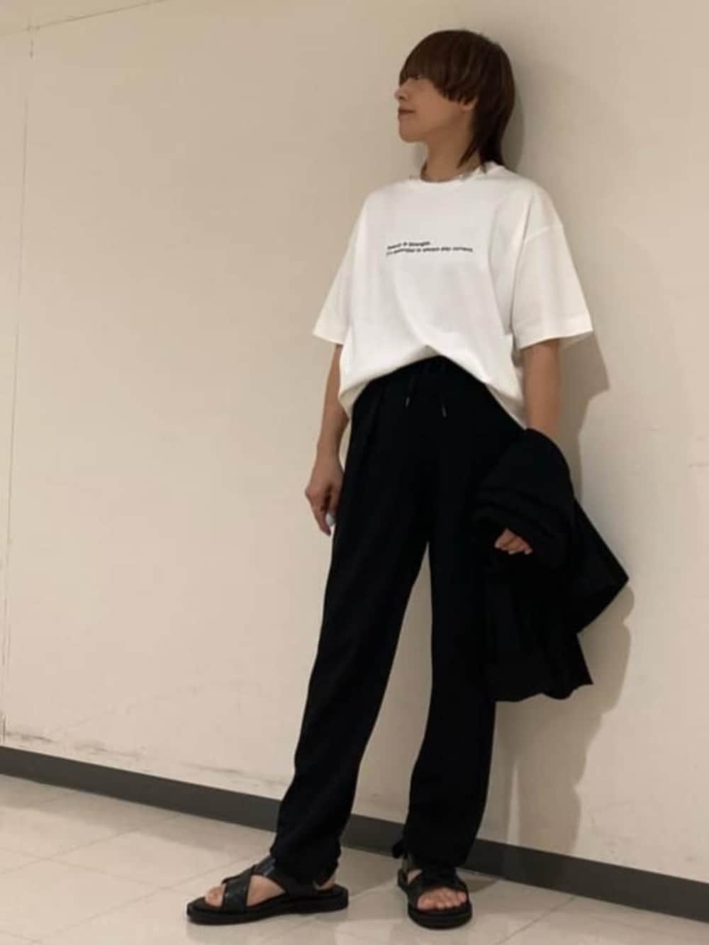 ホワイト系のTシャツ/カットソー、ブラック系のサンダル、ブラック系のその他パンツを着用したレディースの夏コーディネートの3枚目の写真