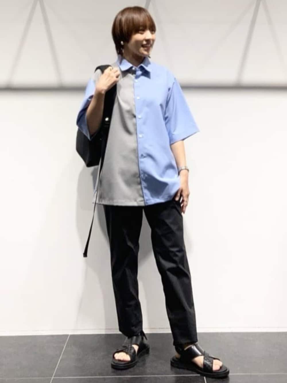 ブラック系のサンダル、ブルー系のシャツ/ブラウス、ブラック系のその他パンツを着用したレディースの夏コーディネートの2枚目の写真