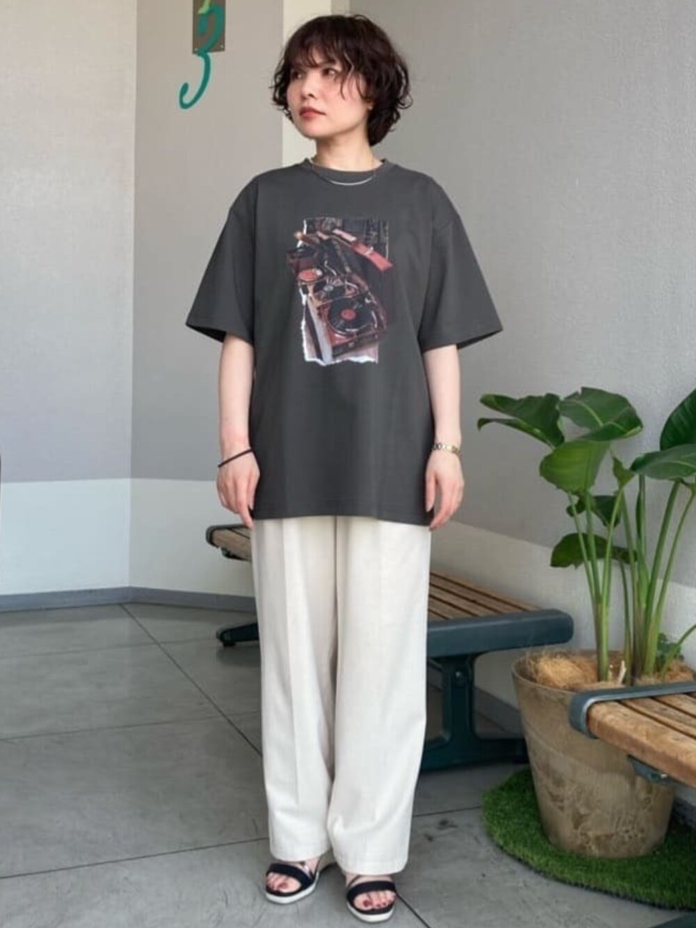 グレー系のTシャツ/カットソーを着用したレディースの夏コーディネートの2枚目の写真