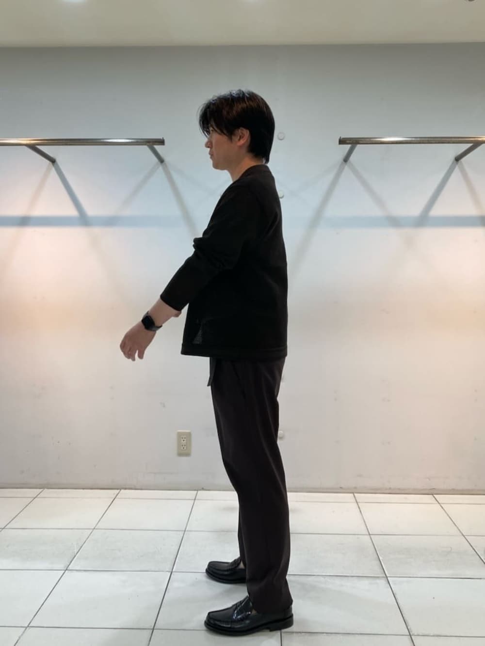 ホワイト系のTシャツ/カットソー、ブラウン系のカーディガン/ボレロを着用したメンズの冬コーディネートの2枚目の写真