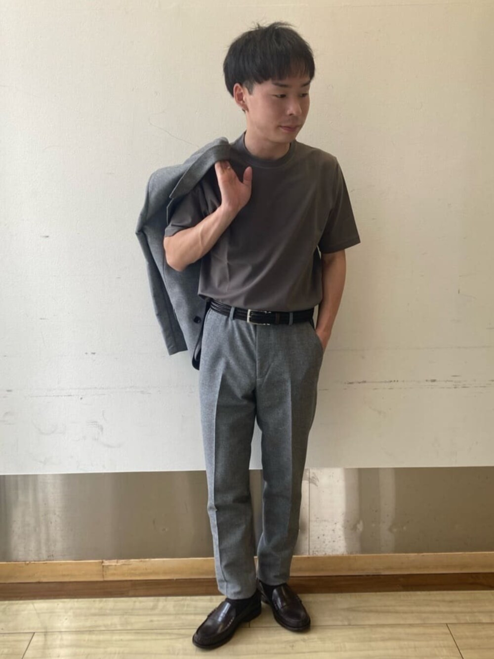 グレー系のテーラードジャケット、グレー系のその他パンツ、グレー系のTシャツ/カットソーを着用したメンズの春コーディネートの2枚目の写真