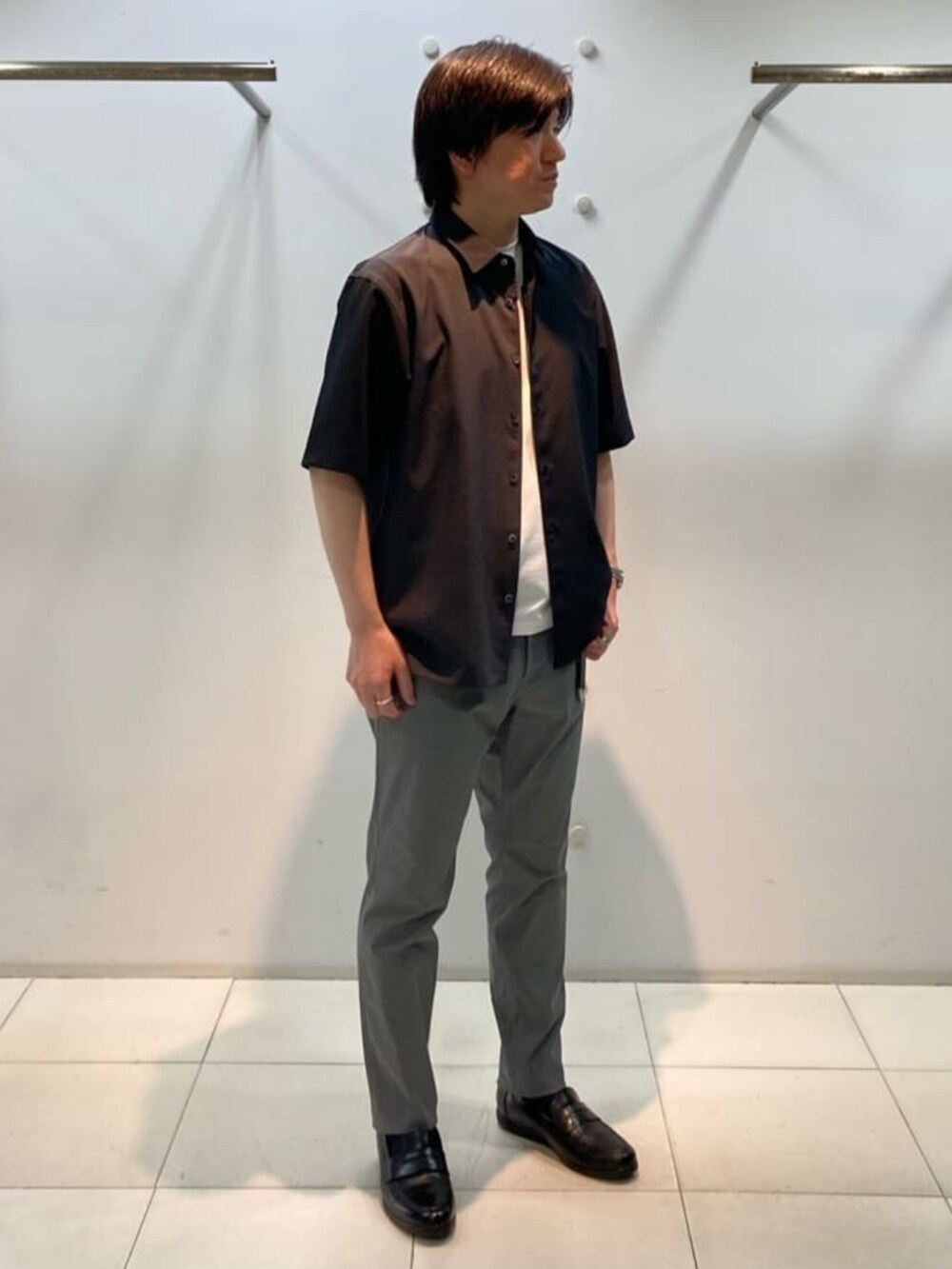 ホワイト系のTシャツ/カットソー、ブラック系のシャツ/ブラウス、グレー系のその他パンツを着用したメンズの夏コーディネートの2枚目の写真