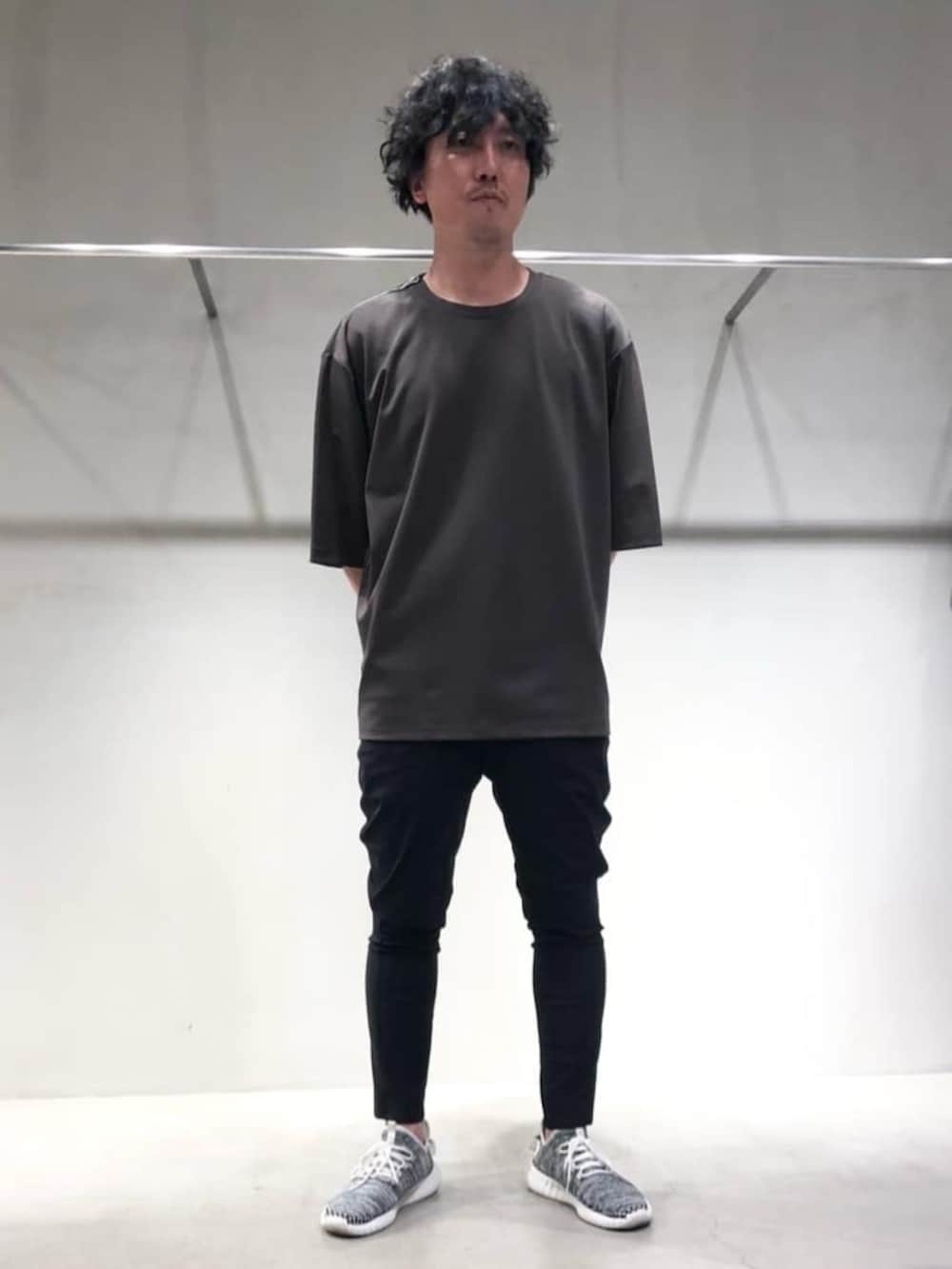 グレー系のTシャツ/カットソー、ブラック系のその他パンツ、グレー系のスニーカーを着用したメンズの春コーディネートの2枚目の写真