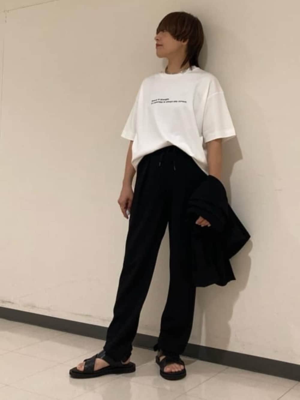 ホワイト系のTシャツ/カットソー、ブラック系のカーディガン/ボレロ、ブラック系のサンダルを着用したレディースの夏コーディネートの7枚目の写真