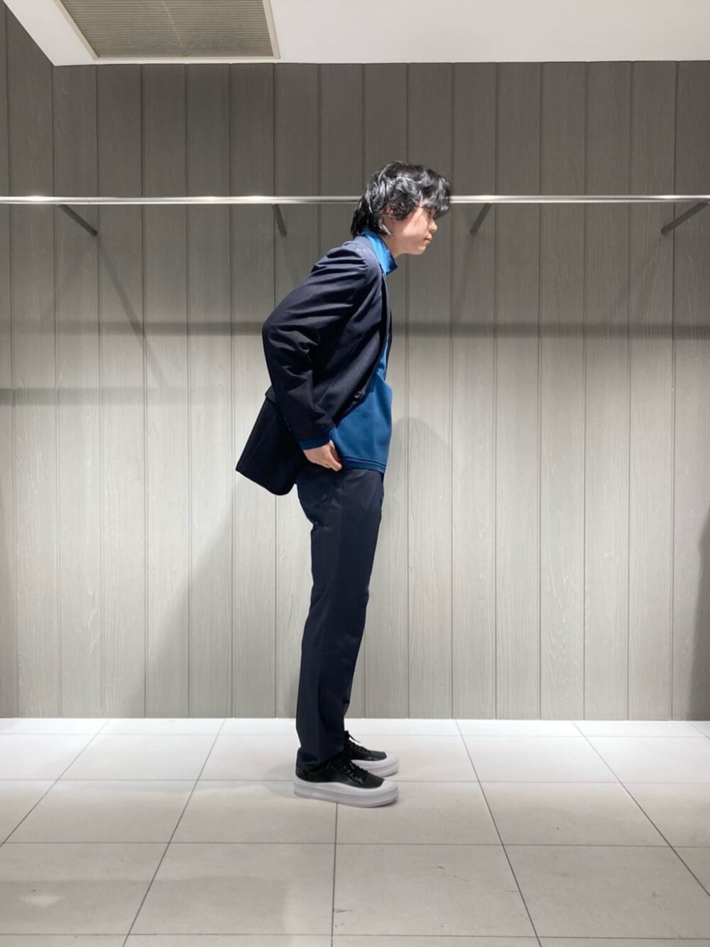 ブルー系のデニムジャケット、ブルー系のその他パンツを着用したメンズの春コーディネートの3枚目の写真
