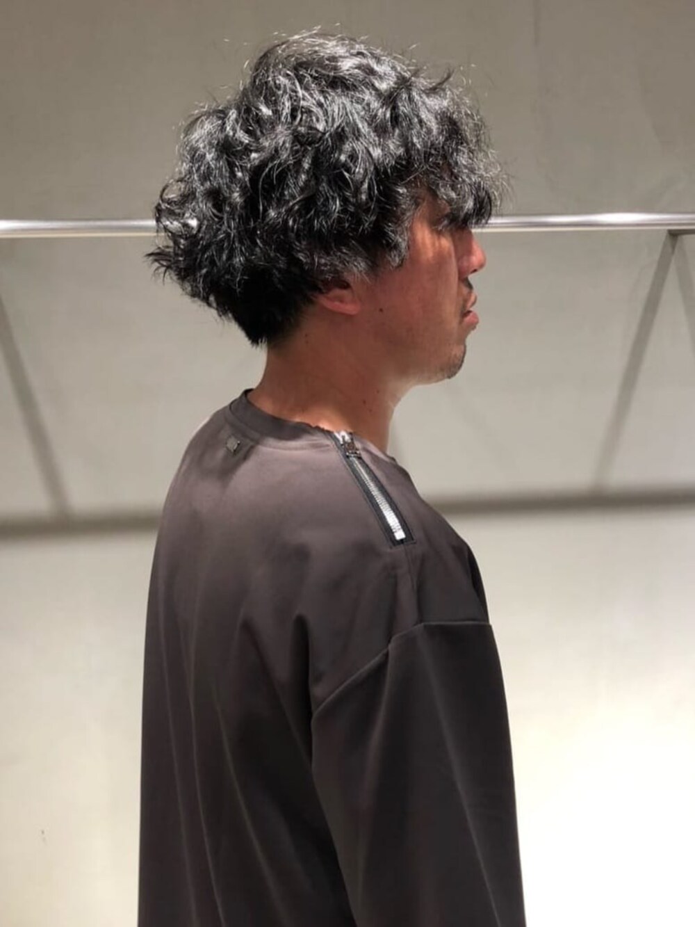 グレー系のTシャツ/カットソー、ブラック系のその他パンツ、グレー系のスニーカーを着用したメンズの春コーディネートの3枚目の写真