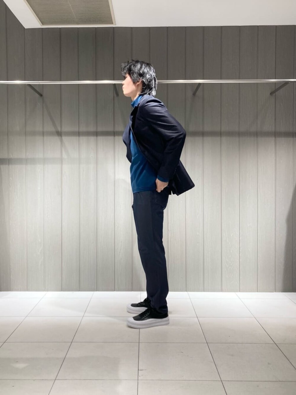 ブルー系のデニムジャケット、ブルー系のその他パンツを着用したメンズの春コーディネートの2枚目の写真