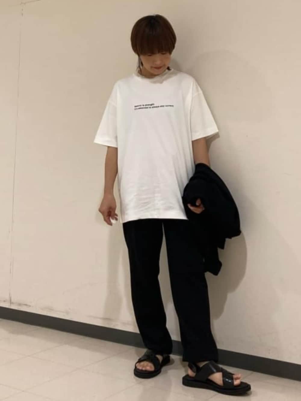 ホワイト系のTシャツ/カットソー、ブラック系のサンダル、ブラック系のその他パンツを着用したレディースの夏コーディネートの4枚目の写真