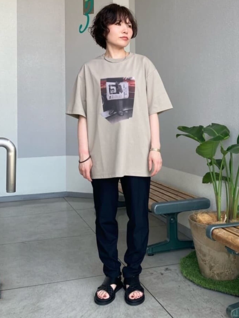 ブラック系のサンダル、ホワイト系のシャツ/ブラウス、ベージュ系のTシャツ/カットソーを着用したレディースの夏コーディネートの3枚目の写真