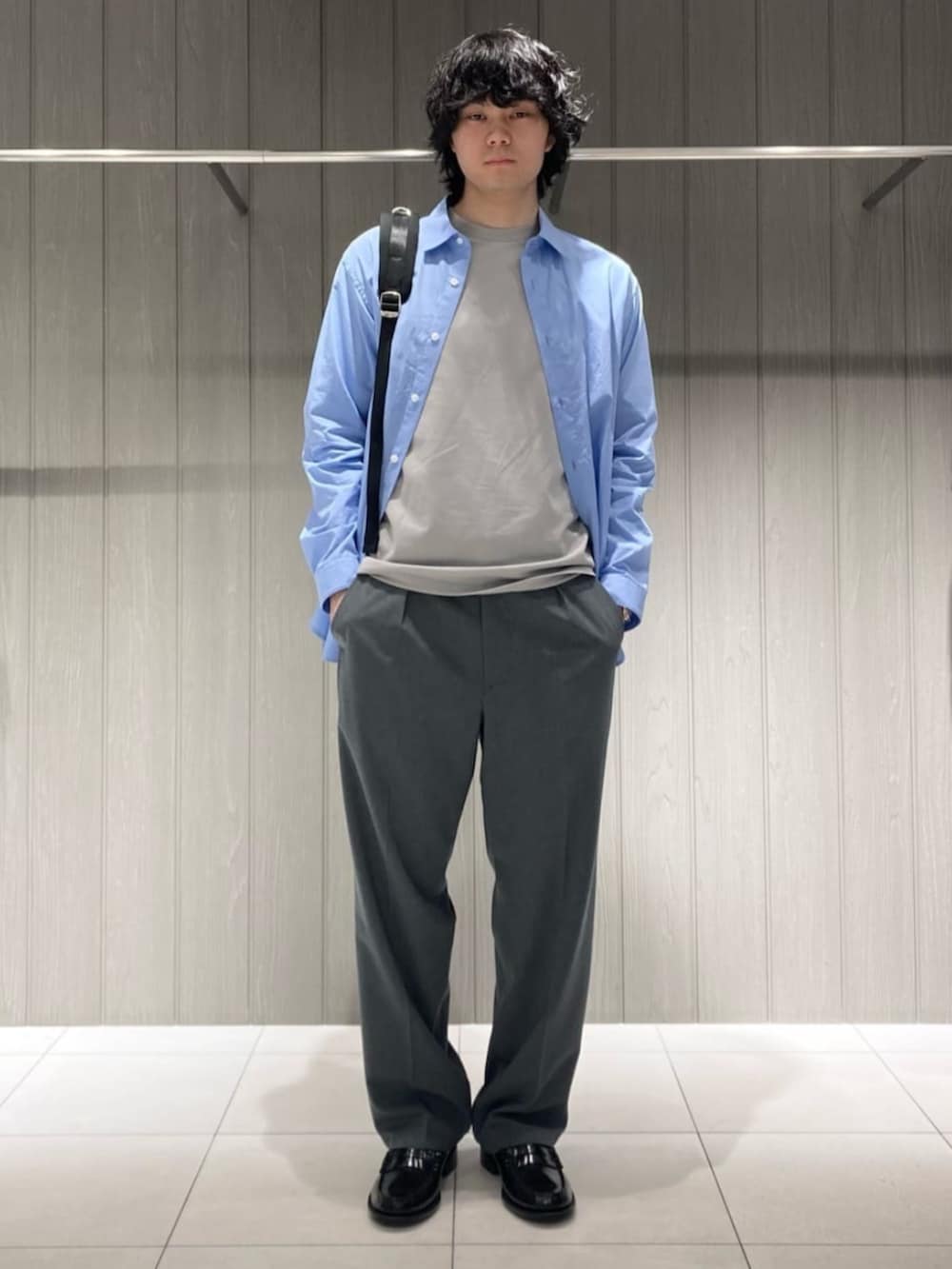 グレー系のTシャツ/カットソー、ブルー系のシャツ/ブラウスを着用したメンズの春コーディネートの2枚目の写真