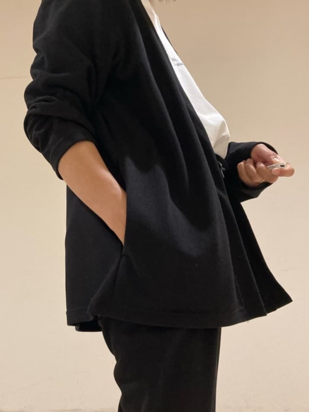 ホワイト系のTシャツ/カットソー、ブラック系のカーディガン/ボレロ、ブラック系のサンダルを着用したレディースの夏コーディネートの8枚目の写真