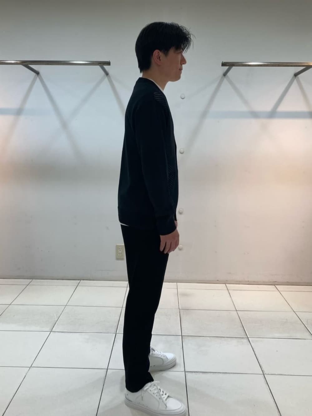 ブラック系のカーディガン/ボレロを着用したメンズの冬コーディネートの4枚目の写真