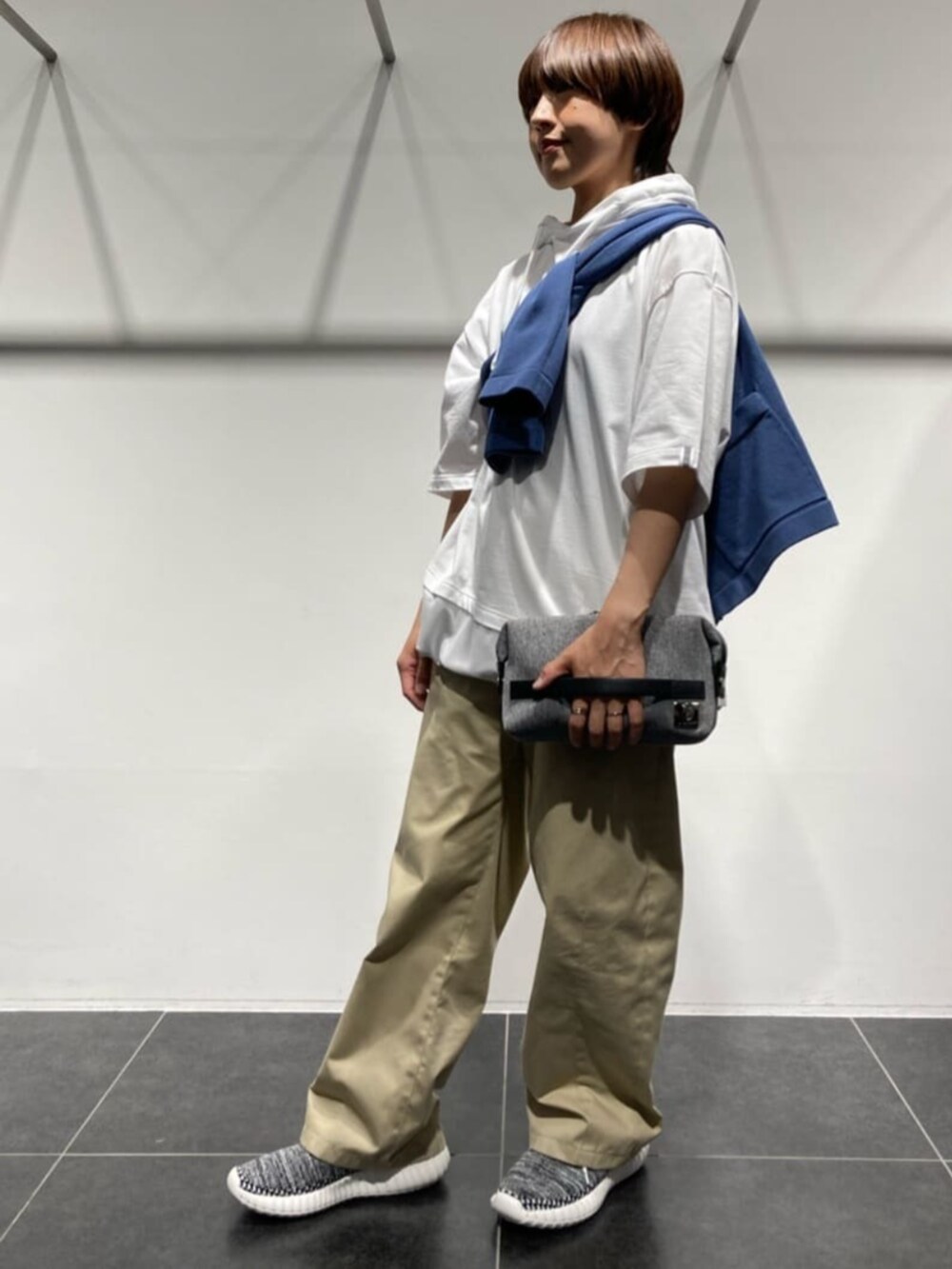 ブルー系のカーディガン/ボレロ、グレー系のボディバッグ/ウエストポーチを着用したレディースの春コーディネートの4枚目の写真