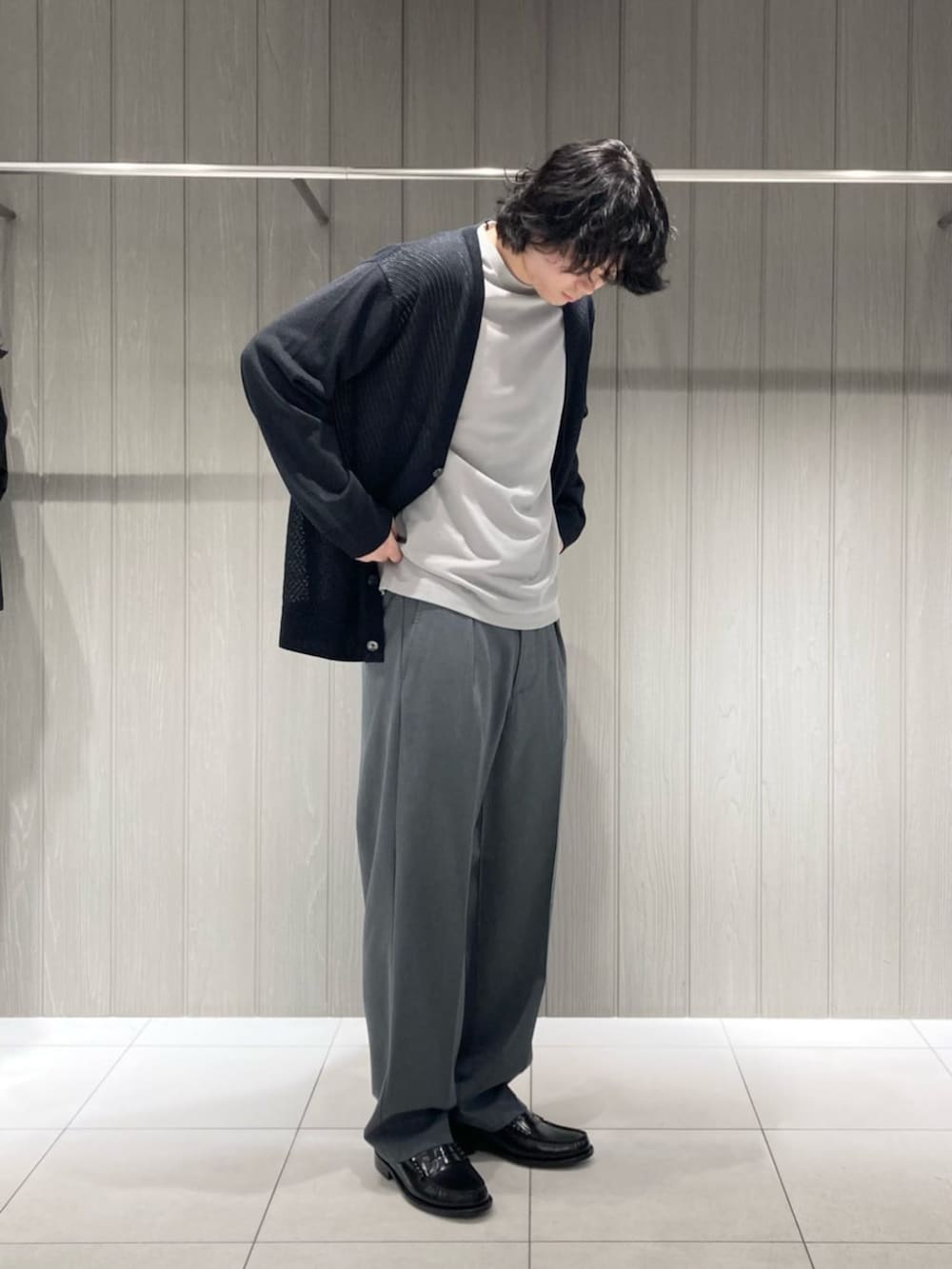 ブラック系のカーディガン/ボレロ、グレー系のTシャツ/カットソーを着用したメンズの春コーディネートの3枚目の写真