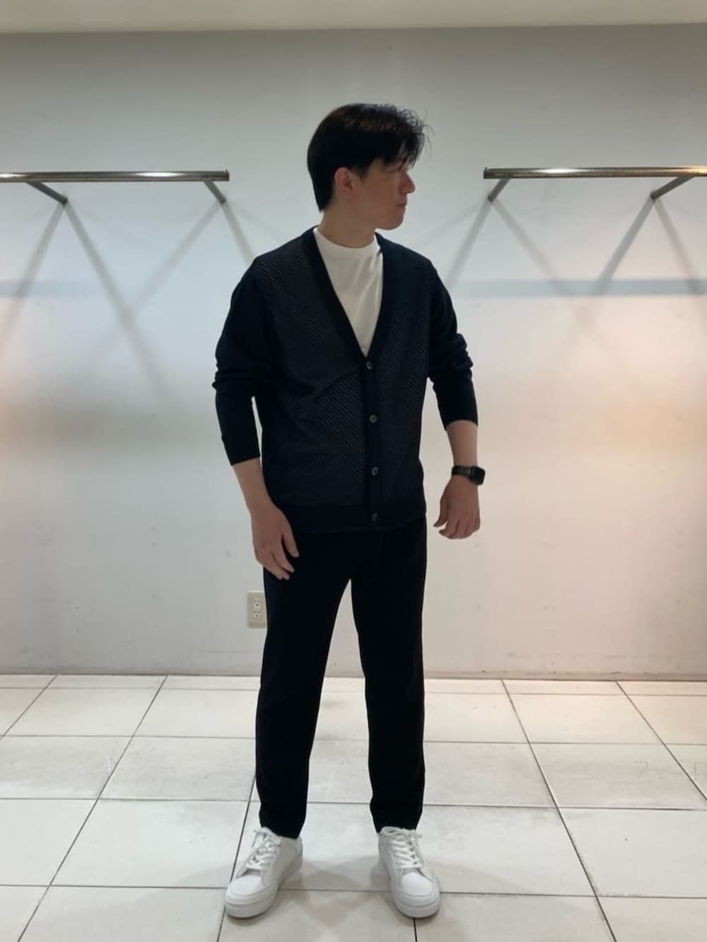 ブラック系のカーディガン/ボレロを着用したメンズの冬コーディネートの2枚目の写真