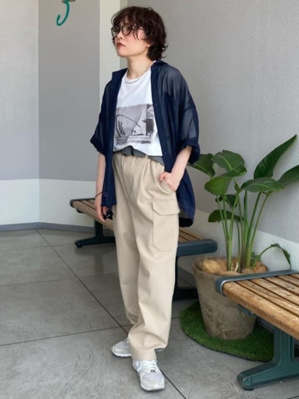 ブルー系のシャツ/ブラウス、ベージュ系のその他パンツ、ホワイト系のTシャツ/カットソーを着用したレディースの夏コーディネートの3枚目の写真