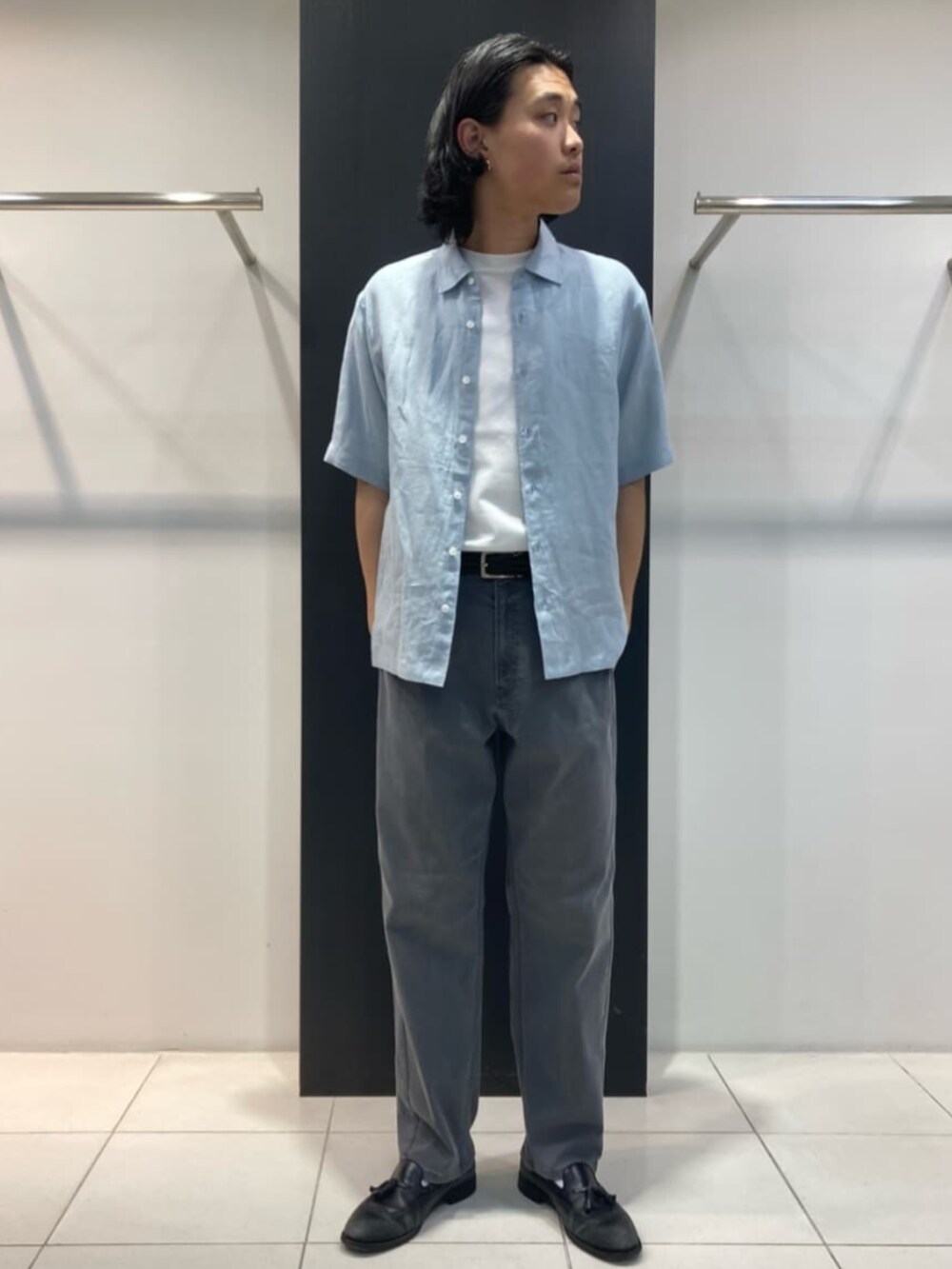 ホワイト系のTシャツ/カットソー、ブルー系のシャツ/ブラウス、グレー系のその他パンツを着用したメンズの春コーディネートの2枚目の写真