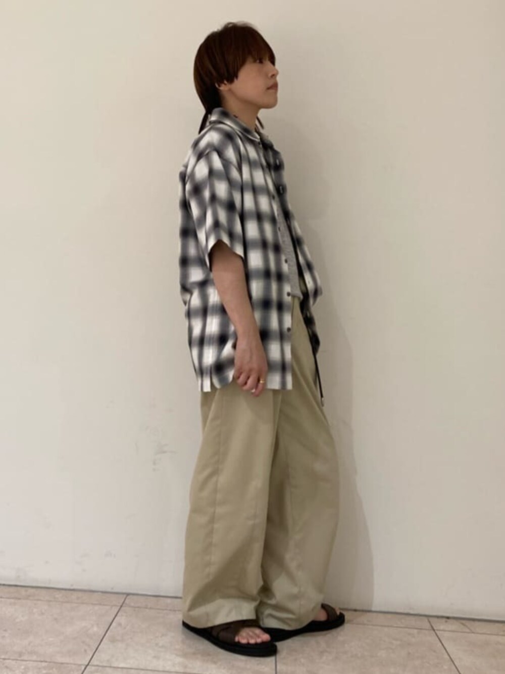 ブラック系のサンダル、グレー系のシャツ/ブラウスを着用したレディースの夏コーディネートの2枚目の写真