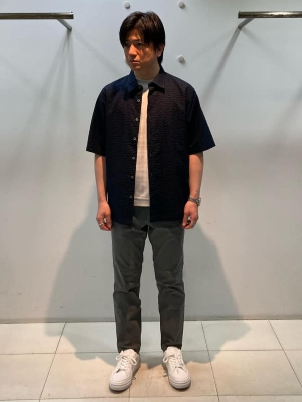 ホワイト系のサンダル、グレー系のTシャツ/カットソー、ブルー系のシャツ/ブラウスを着用したメンズの春コーディネートの2枚目の写真