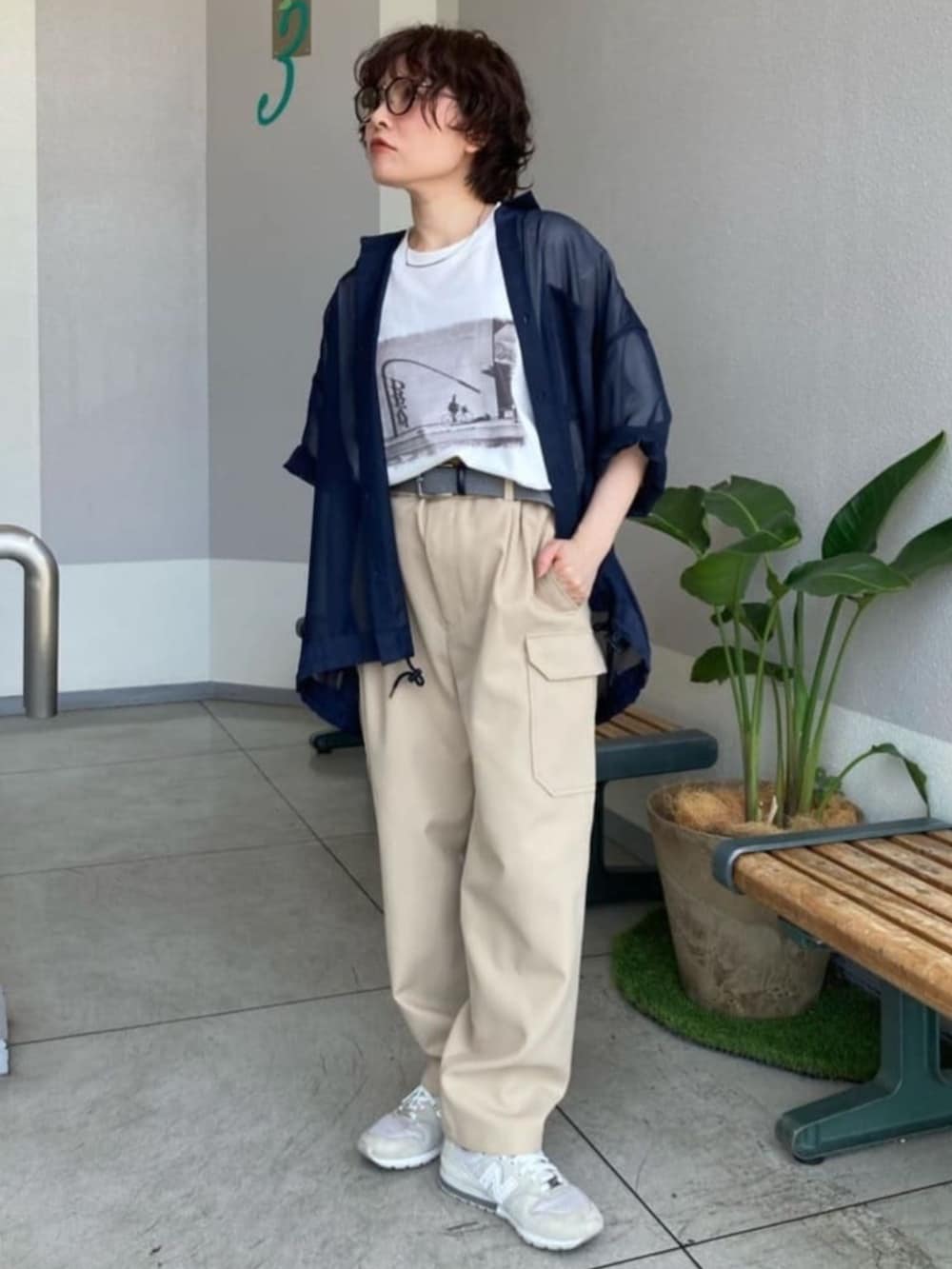 ブルー系のシャツ/ブラウス、ベージュ系のその他パンツ、ホワイト系のTシャツ/カットソーを着用したレディースの夏コーディネートの2枚目の写真