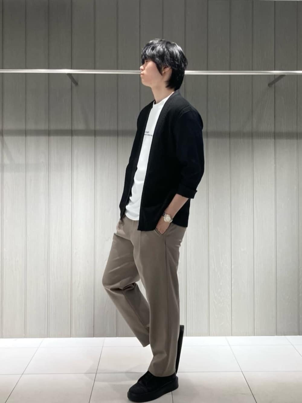 ブラック系のカーディガン/ボレロ、ホワイト系のTシャツ/カットソーを着用したメンズの春コーディネートの2枚目の写真
